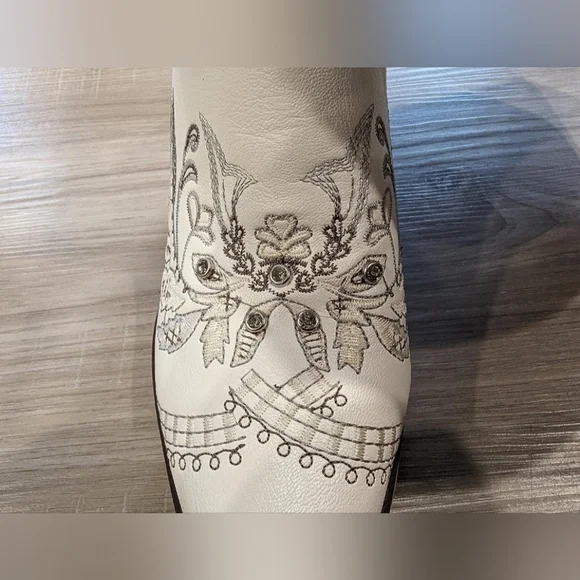 NWTs, Embroidered White cowgirl boots